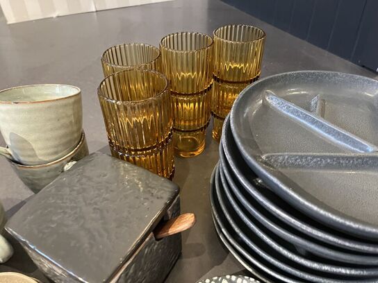 Krus, tallerkner samt glas 