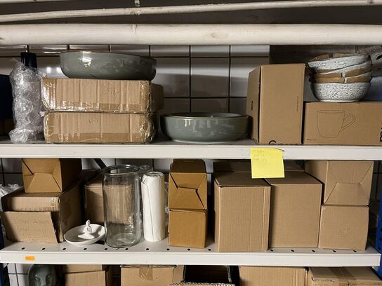 Reol med blandet porcelæn