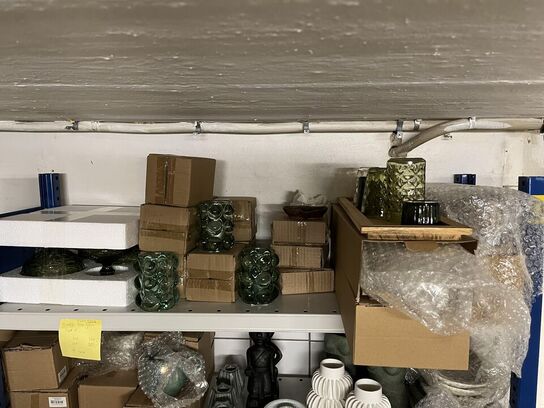 Reol med blandet porcelæn