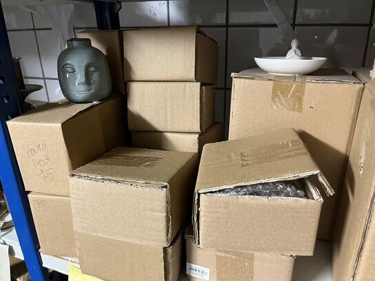 Reol med blandet porcelæn