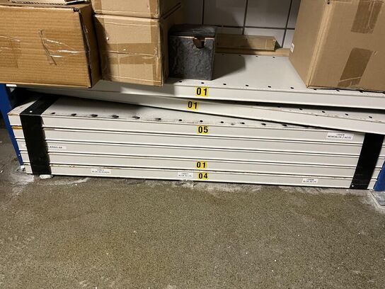 Reol med blandet porcelæn