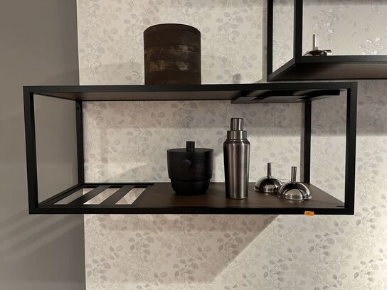 2 stk. hylder med indhold