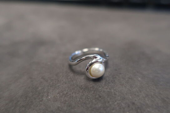 Pearls Swirl Ring w Cream Pearl Str. R