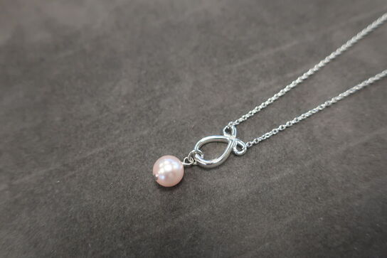 Pearls Small Teardrop Necklace with Rose