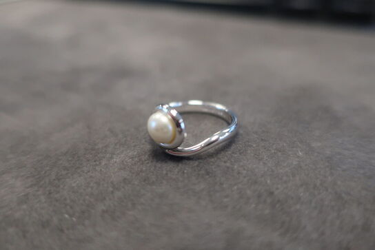 Pearls Swirl Ring w Cream Pearl Str. N