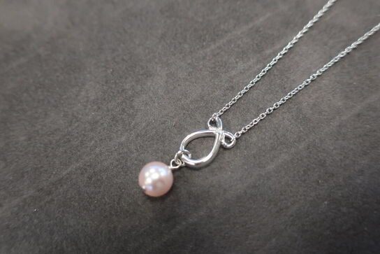 Pearls Small Teardrop Necklace with Rose