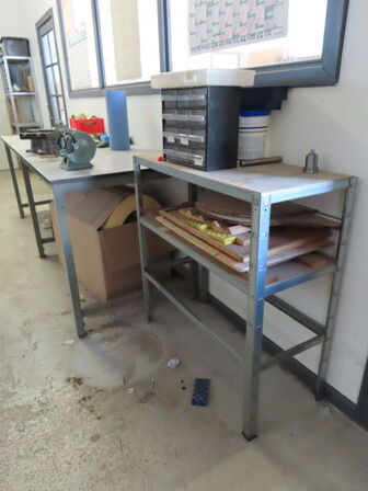 Arbejdsbord og reol, begge uden indhold