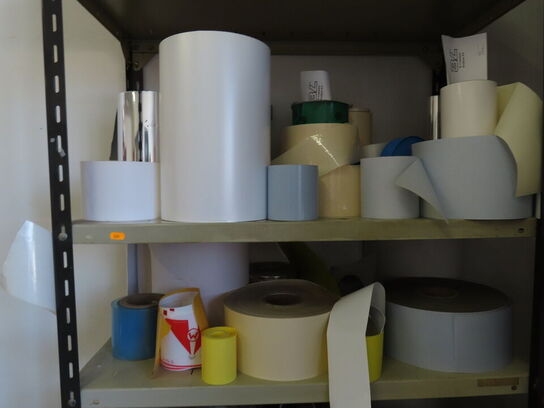 2 stk. reoler samt pakkebord, med indhold