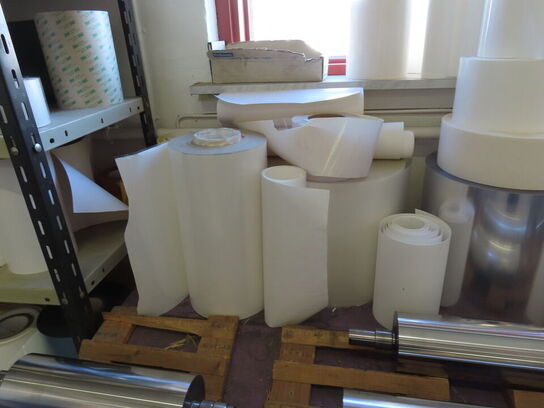 2 stk. reoler samt pakkebord, med indhold