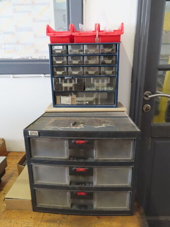 Arbejdsbord, med skuffemoduler