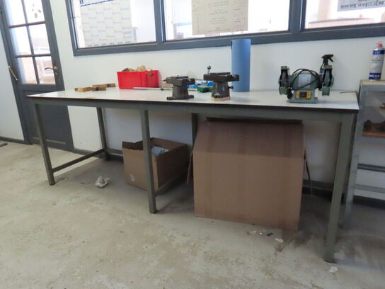 Arbejdsbord og reol, begge uden indhold