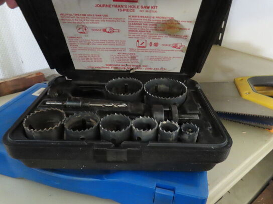 2 stk. reoler med indhold