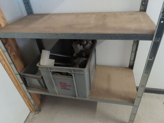 2 stk. reoler med indhold