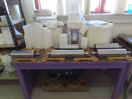 2 stk. reoler samt pakkebord, med indhold