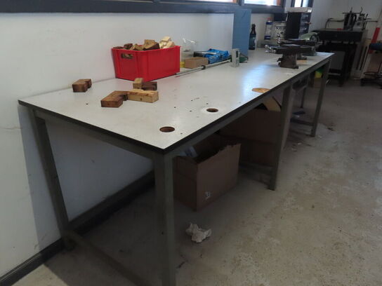 Arbejdsbord og reol, begge uden indhold