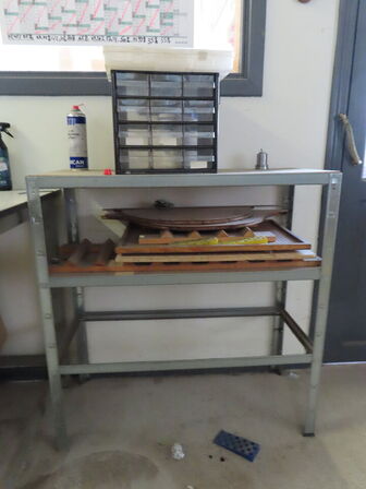 Arbejdsbord og reol, begge uden indhold