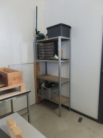 2 stk. reoler med indhold