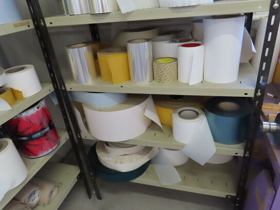 2 stk. reoler samt pakkebord, med indhold