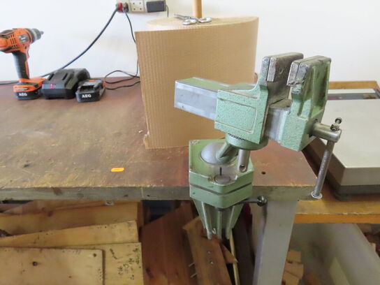 Arbejdsbord og skammel, med indhold