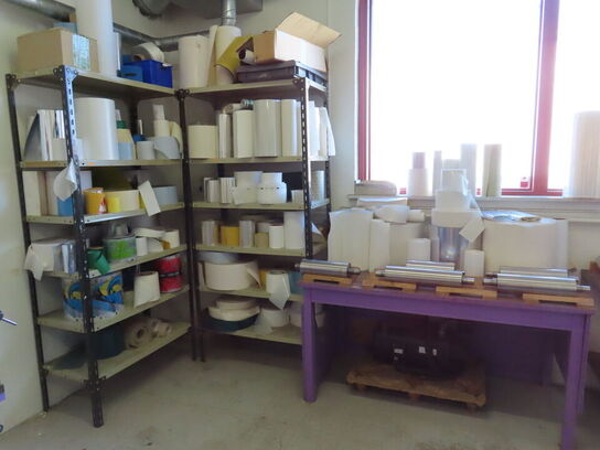 2 stk. reoler samt pakkebord, med indhold