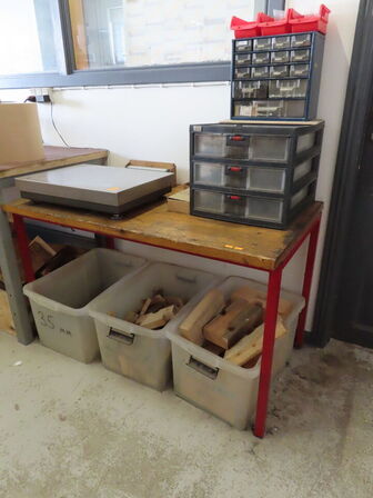 Arbejdsbord, med skuffemoduler