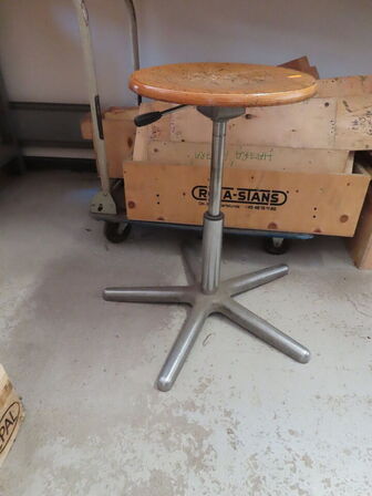 Arbejdsbord og skammel, med indhold