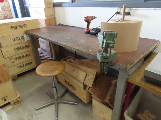 Arbejdsbord og skammel, med indhold