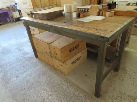 Arbejdsbord, med indhold