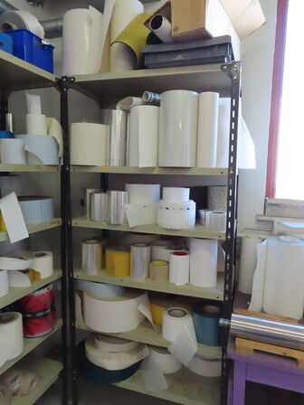 2 stk. reoler samt pakkebord, med indhold