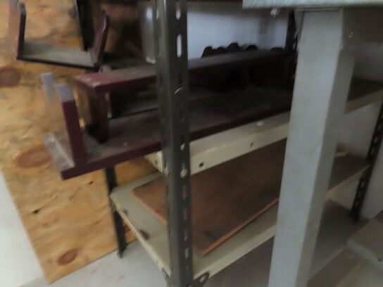 2 stk. reoler med indhold