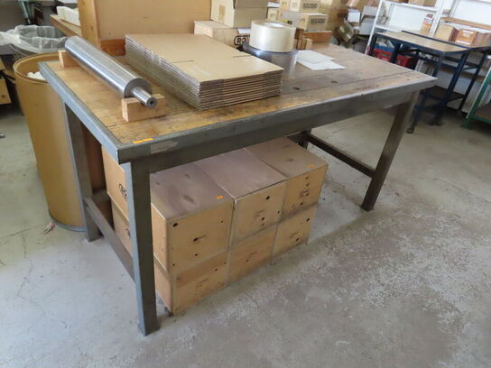 Arbejdsbord, med indhold