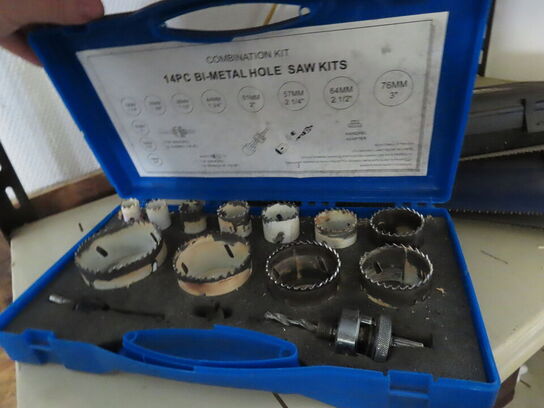 2 stk. reoler med indhold