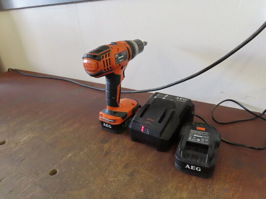 Arbejdsbord og skammel, med indhold