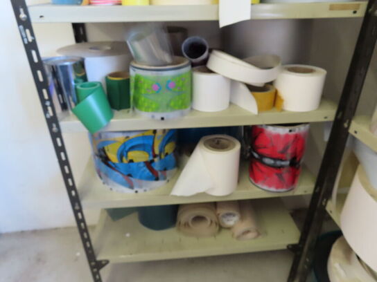 2 stk. reoler samt pakkebord, med indhold