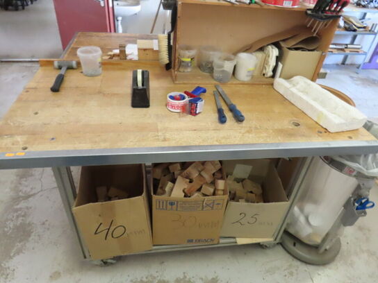 Arbejdsbord, med indhold