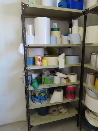 2 stk. reoler samt pakkebord, med indhold