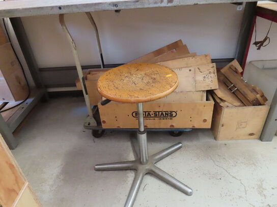 Arbejdsbord og skammel, med indhold