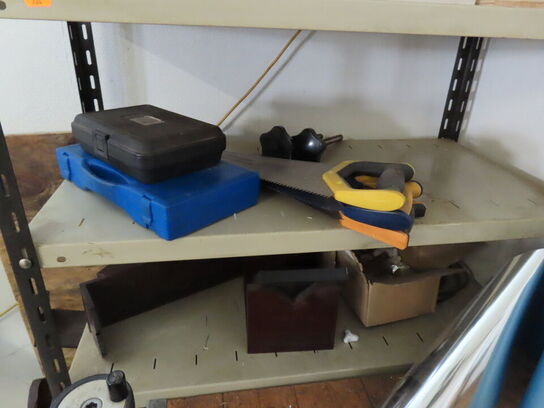 2 stk. reoler med indhold