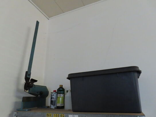 2 stk. reoler med indhold