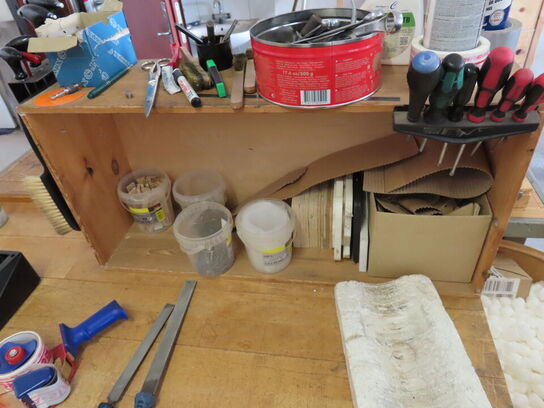 Arbejdsbord, med indhold