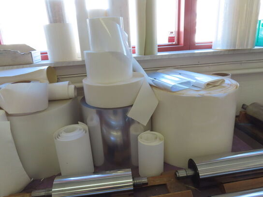 2 stk. reoler samt pakkebord, med indhold