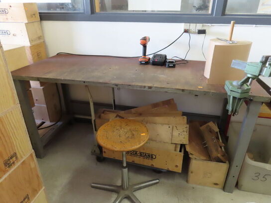 Arbejdsbord og skammel, med indhold