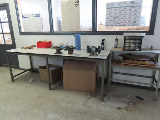 Arbejdsbord og reol, begge uden indhold