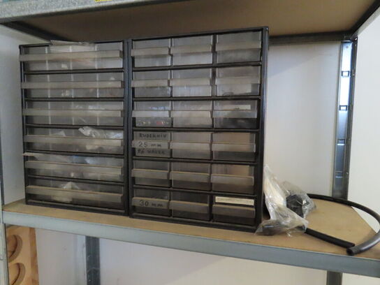 2 stk. reoler med indhold