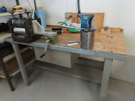 Arbejdsbord, med indhold