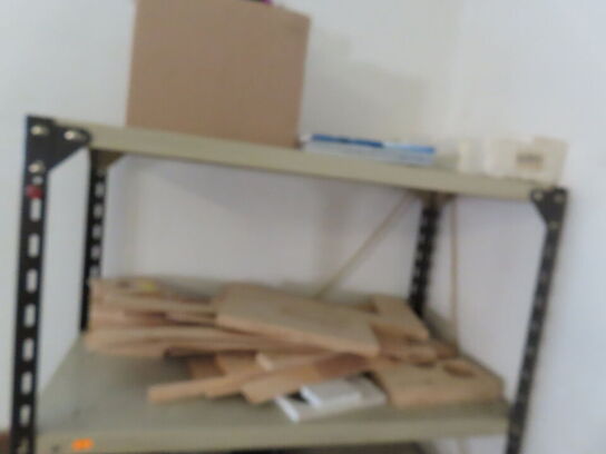 2 stk. reoler med indhold