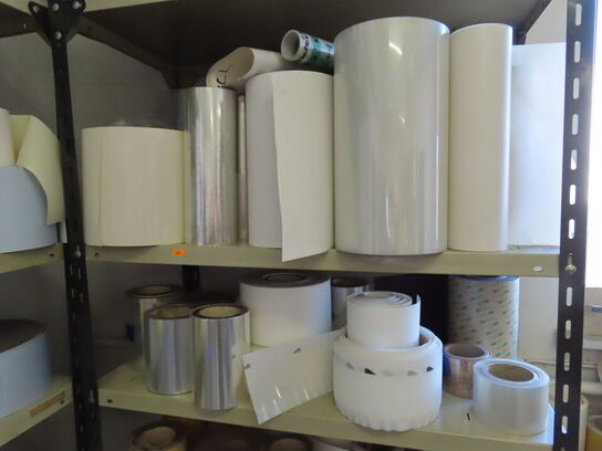 2 stk. reoler samt pakkebord, med indhold