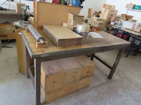 Arbejdsbord, med indhold