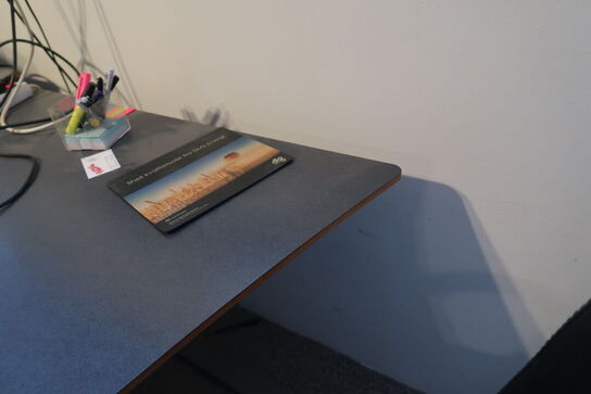 El. hæve/sænke skrivebord, kontorstol, computerskærm