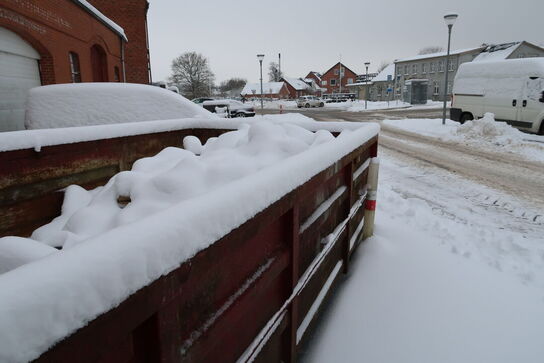 Affaldscontainer med indhold